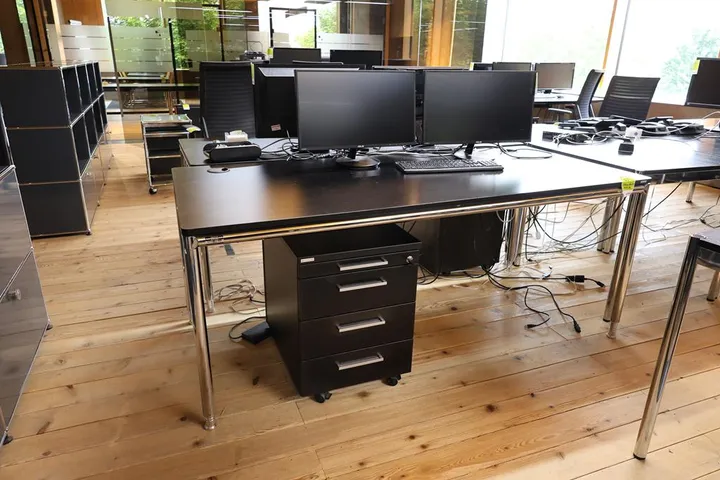 1 x Bosse Tisch 1 x Palmberg Rollcontainer Tischmaß: 180 x 80 x 72 cm
